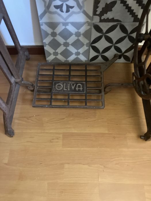 Máquina de Costura Antiga OLIVA, a Funcionar, com Móvel e Pedal Original