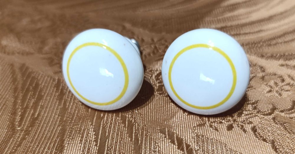 Par de puxadores para móveis, em cerâmica, brancos com orla amarelo