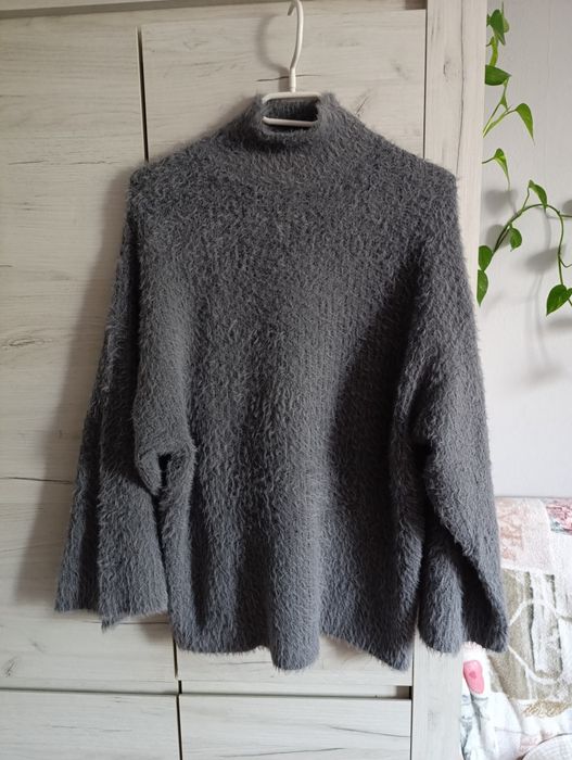 Śliczny puchaty szary sweterek sweter