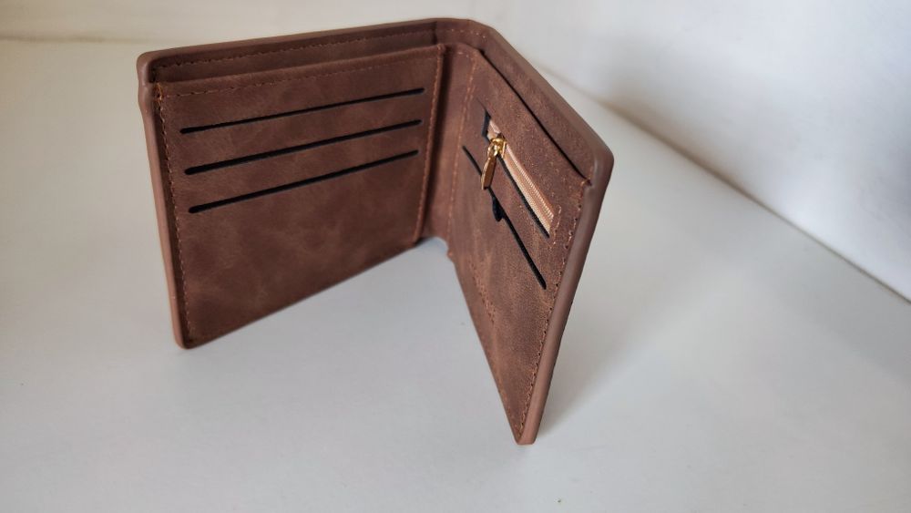 Carteira em pele cor de café