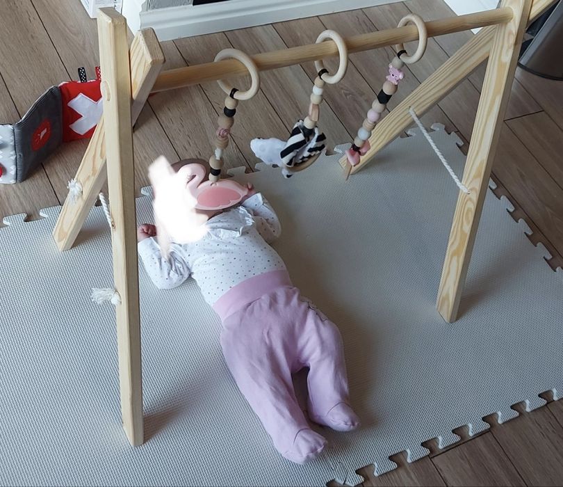 Stojak drewniany baby gym z zawieszkami