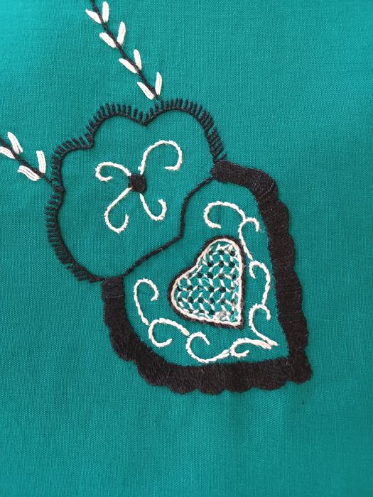 Toalha Quadrada com Bordados de Viana do Castelo