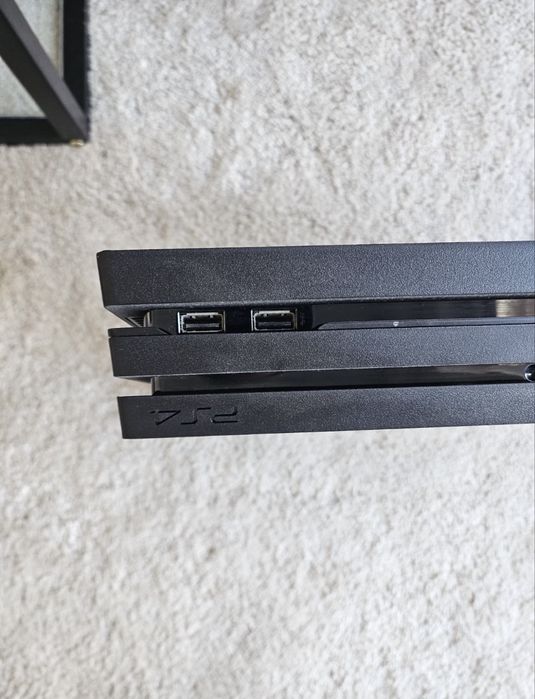 PlayStation 4 Pro + 2 Comandos + 4 Jogos