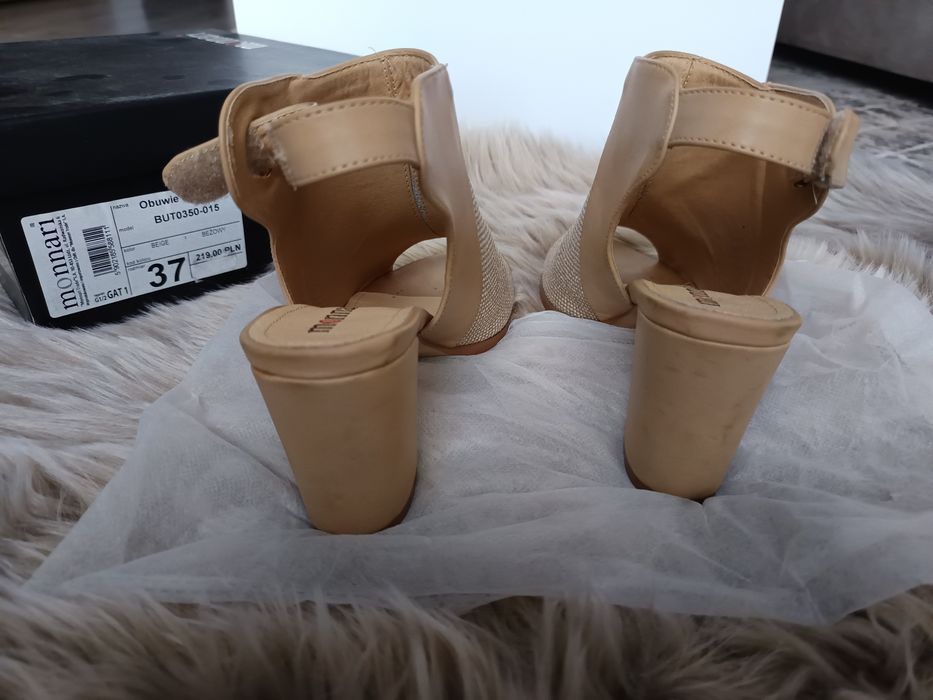 Buty Monnari na słupku