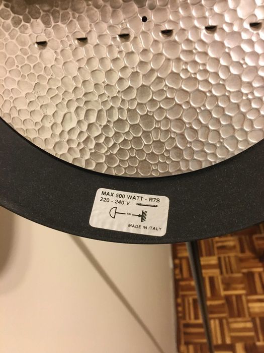 candeeiro de pé alto em bom estado
