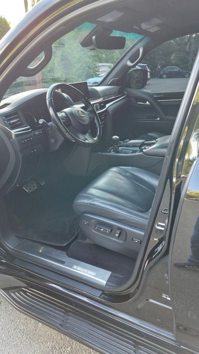 LEXUS LX570 Luxury + F Sport. 2019 год. Пробег 116 000