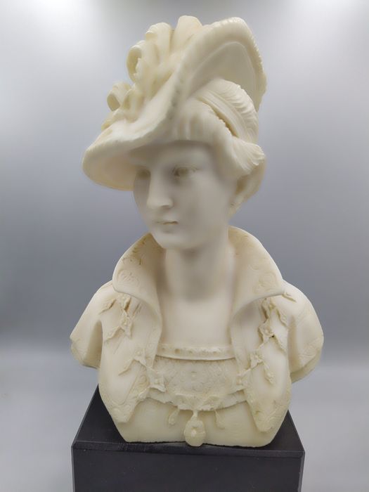 Винтажная статуэтка