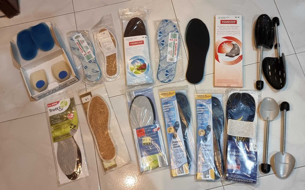 20 pares de palmilhas embaladas e 2 pares de esticadores de sapatos