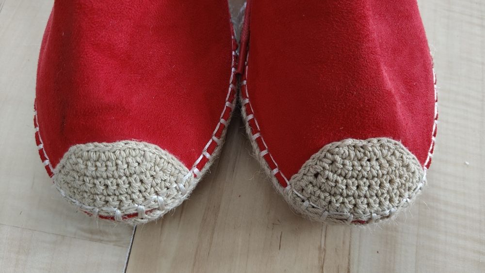 Espadryle czerwone wiązane na kostkach