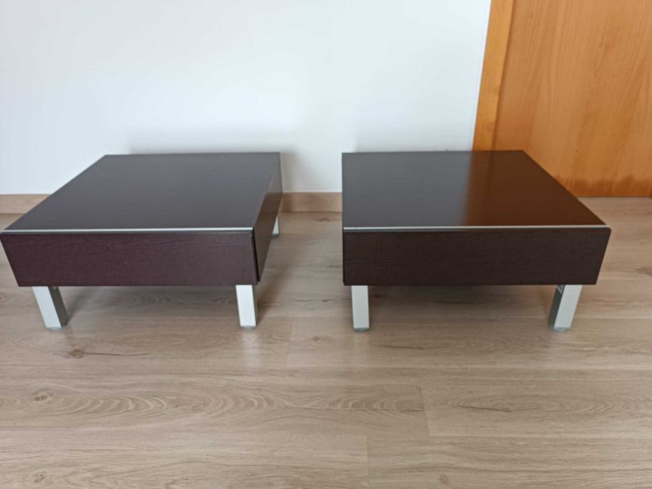 Conjunto de cama com mesas de cabeceira