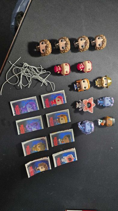 Kinder Joy Stranger things- VENDO OU TROCO POR/