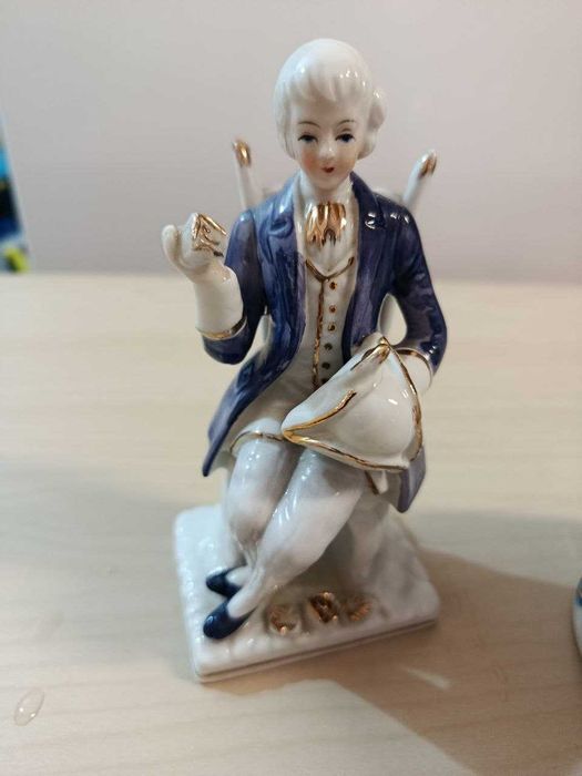 Par de Estatuetas / Figuras Antigas em Porcelana Clássica