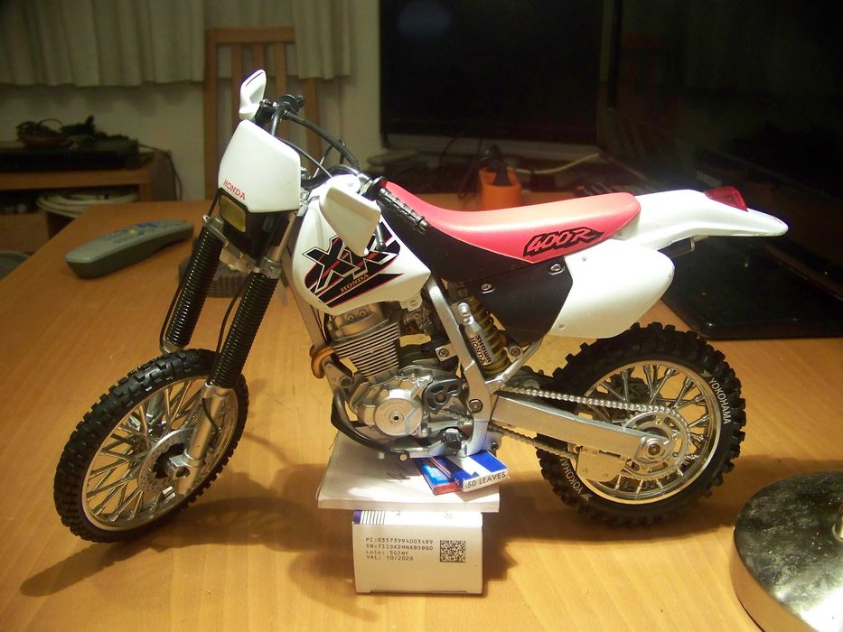 mota de cross em maqueta (com defeito)
