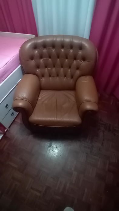 Poltrona em Pele castanha