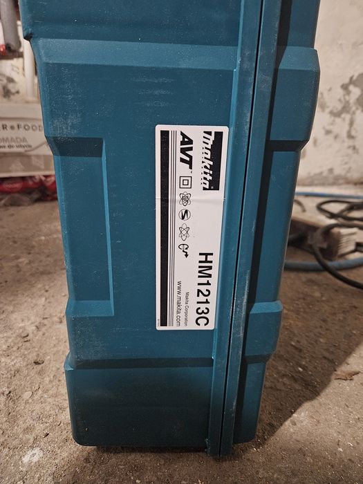 Młot wyburzeniowy Makita