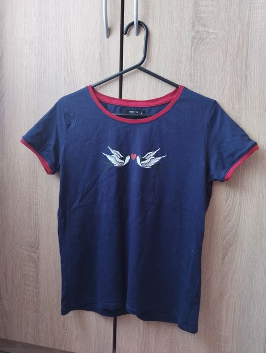 Granatowy t-shirt z jaskółkami