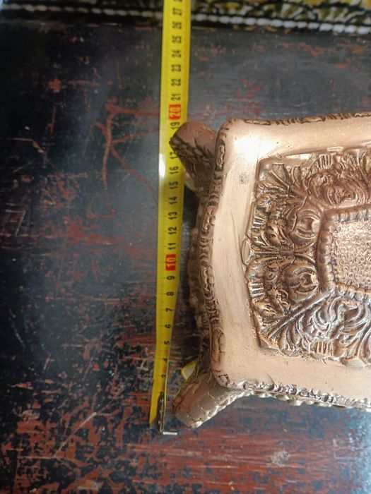 Imponente guarda-jóias antigo estilo barroco, em latão maciço, decoraç