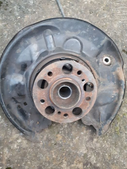 Ступиця задня права Мерседес W203 Цапфа А 2030405