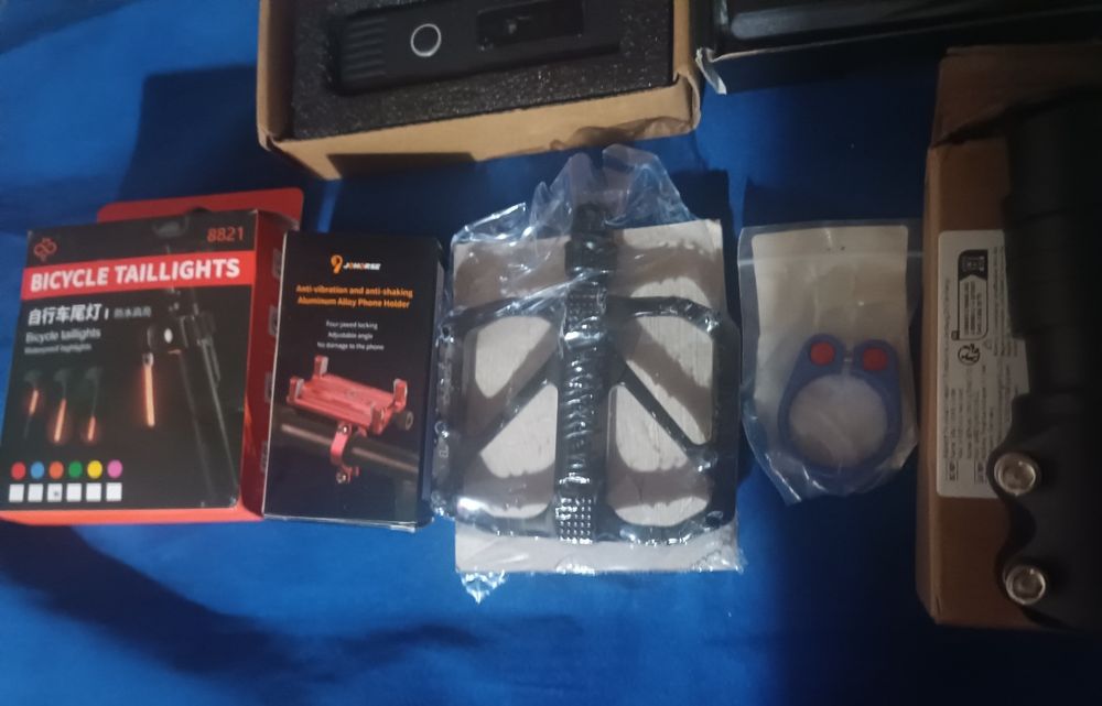 Вело фонарики,стопы,педали,замки,седла.