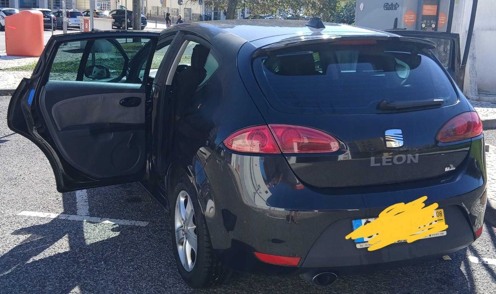 Carro Seat Leon 2008 5 portas preto a diesel 1.9 TDI foto 4