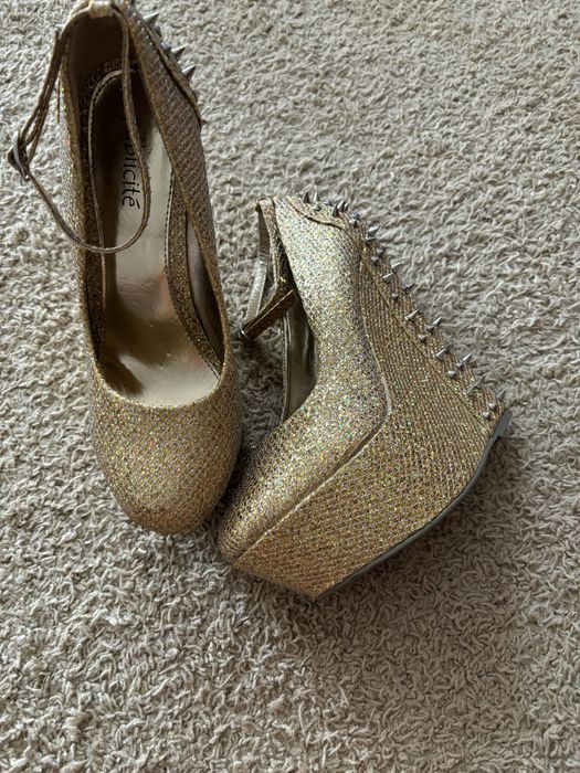 Buty na koturnie