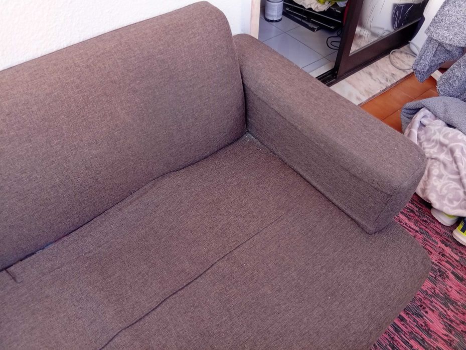 Sofá castanho de 2 lugares