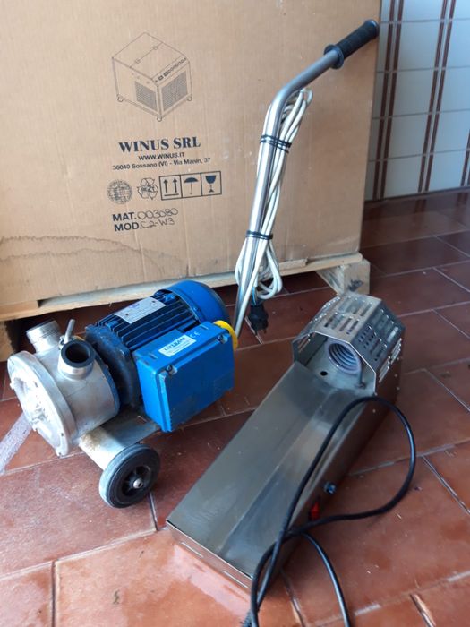 Bomba transfega vinho em inox