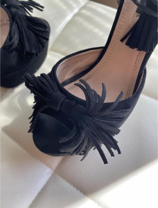 Чорні босоніжки на підборах