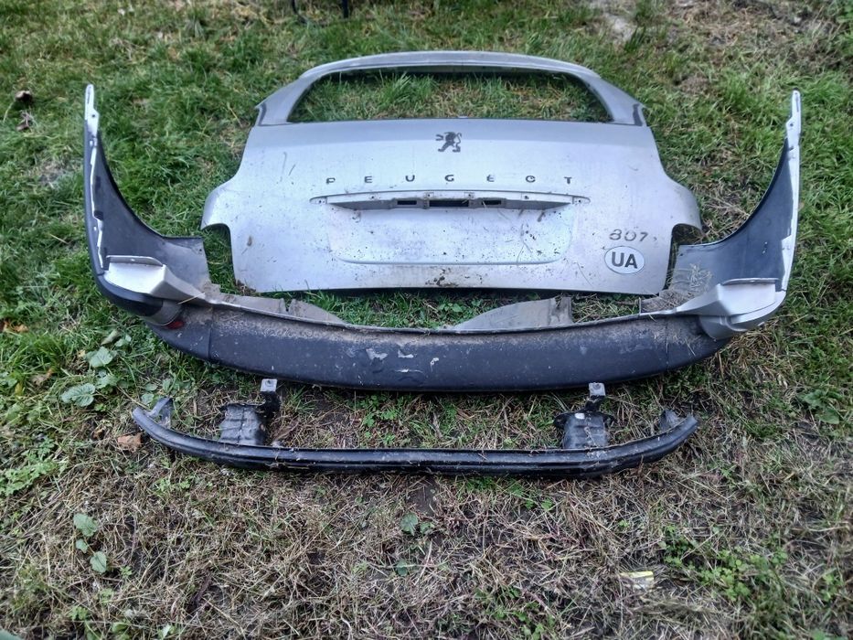 Пежо 807 зачасти ,ляда пластик, изнутри есть небольшая  трещина