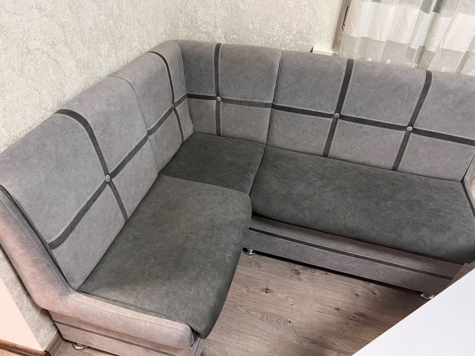 Продається стіл та уголок у кухню