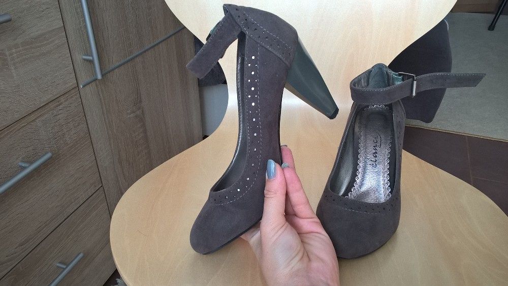 buty r.36 na słupku, cyrkonie