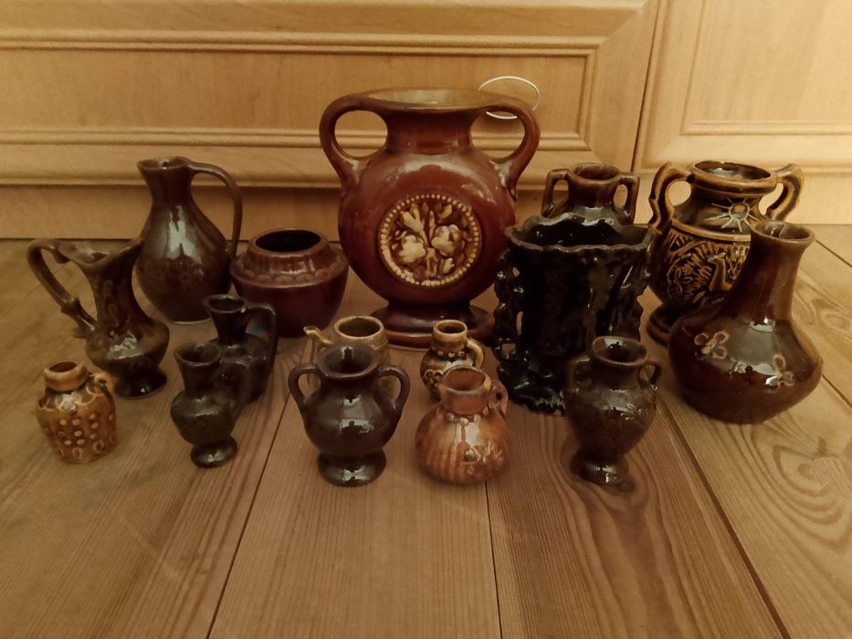 Kolekcja dzbanuszków z kamionki