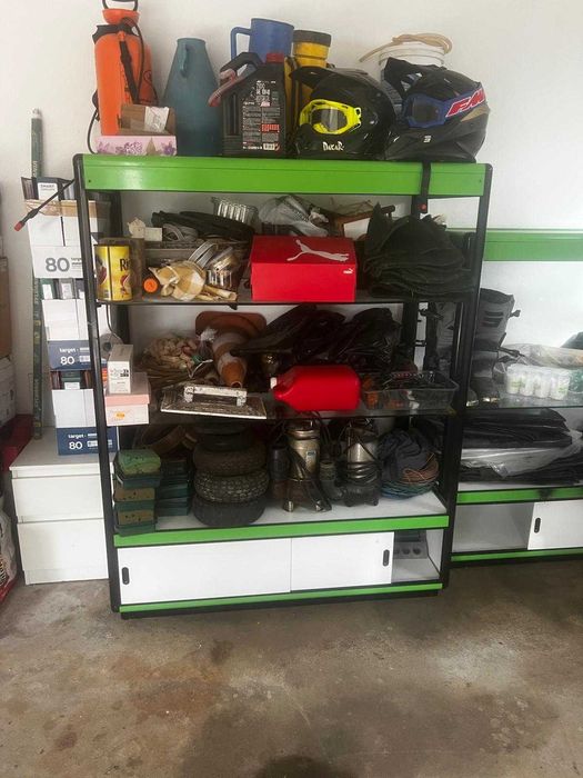 Vitrine metalica com vidros
