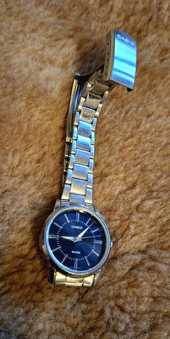 Zegarek Casio damski czarny cyferblat