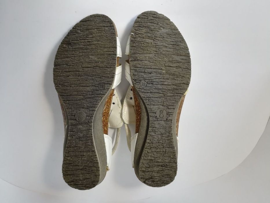 Срочно продам Босоножки белые "VERA PELLE" новые