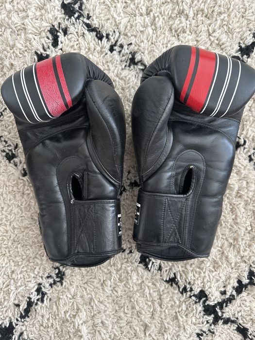 Booster v9 black/red