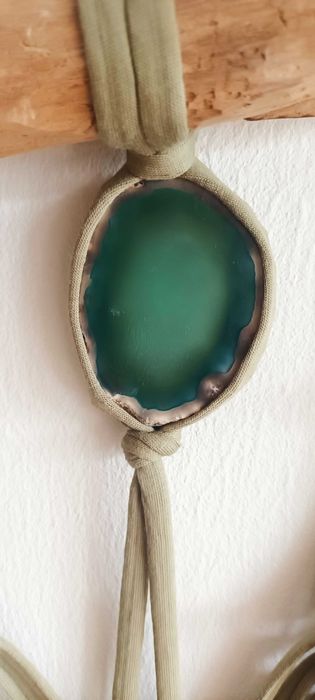 Macramé novo em tons de verde com cristal