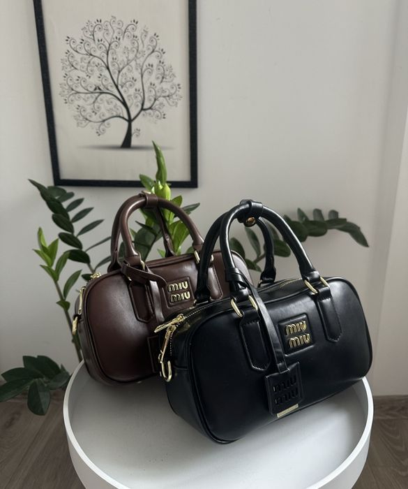 Остання в кольорі мокко сумочка міу міу