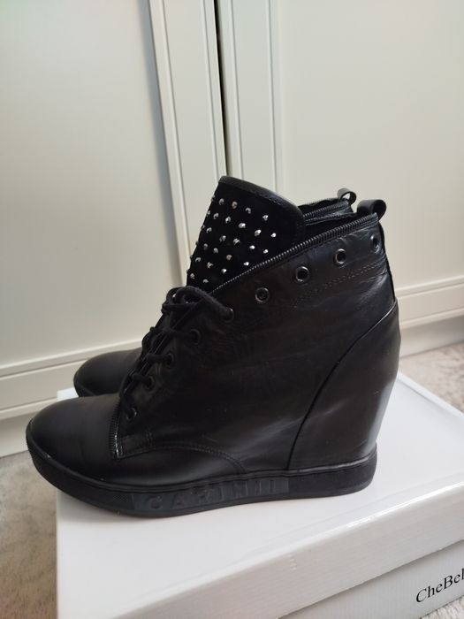 Sneakersy na koturnie Carinii 40 czarne