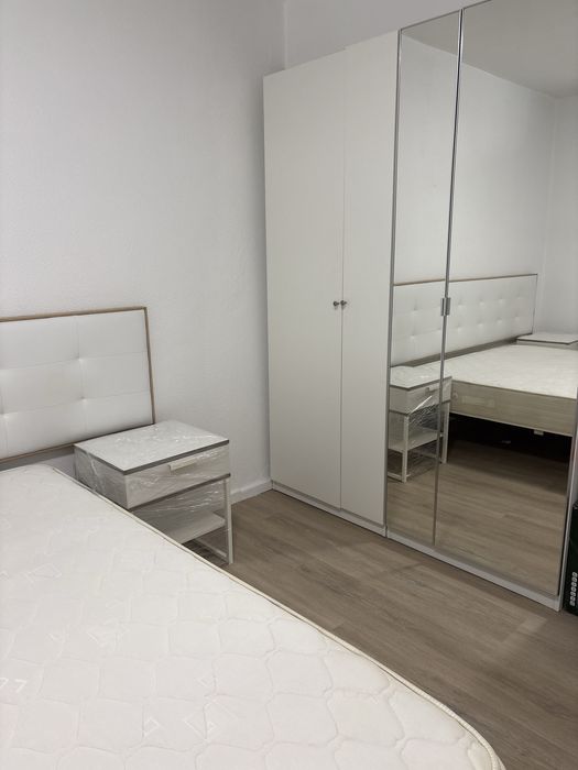 Alugo quarto junto ao metro de Santo Ovídio.