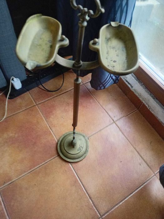 Cinzeiro antigo de cobre sobre suporte