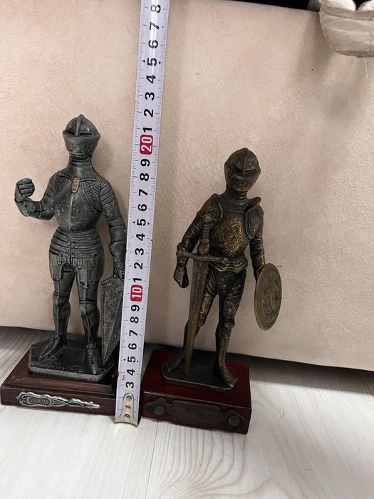 Лицарі в обладунках металеві