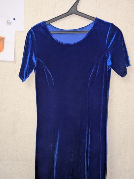 Довге синє плаття