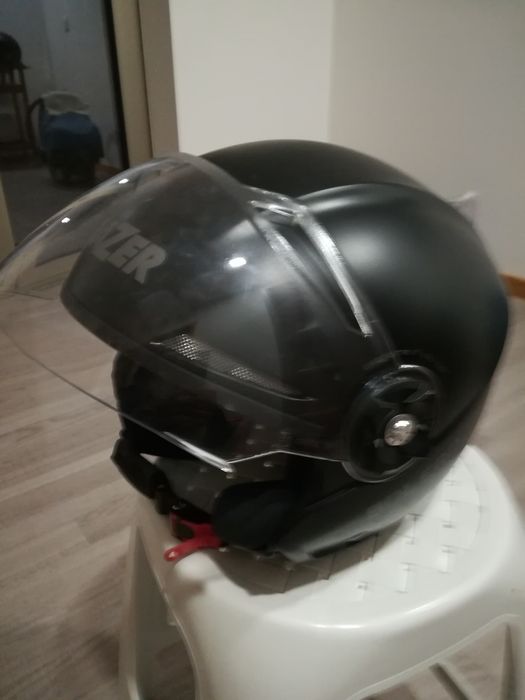 Capacete aberto com viseira