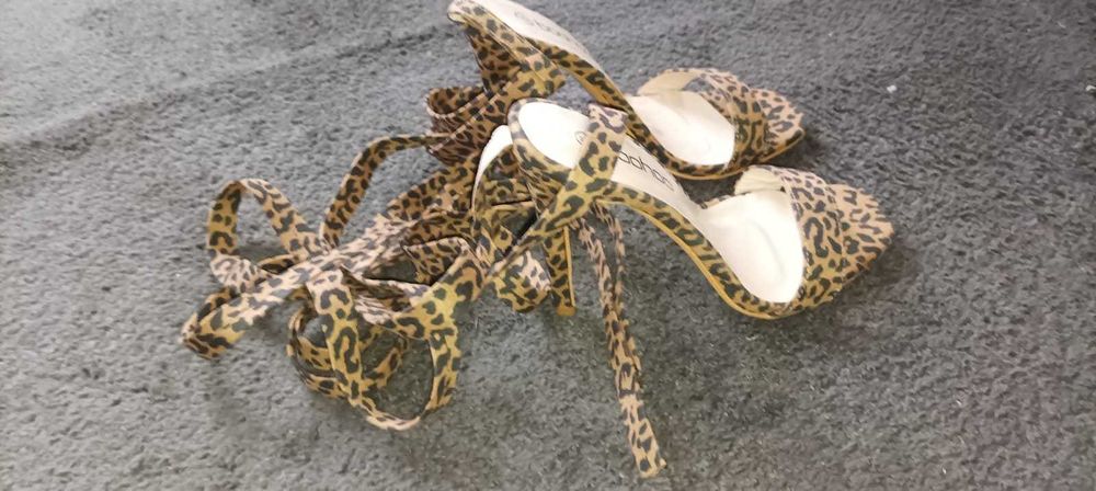 Boohoo leopard wiązane sandałki na szpilce 36