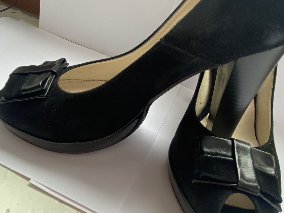 Туфлі з відкритим носком