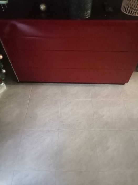 Cómoda vermelha como nova