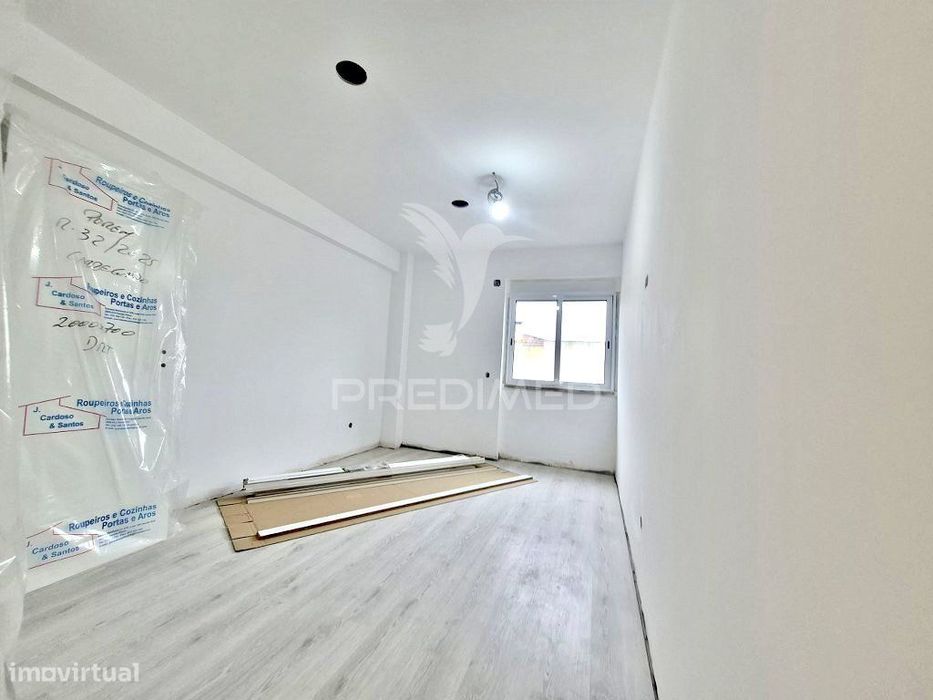 Apartamento T2 Totalmente Remodelado no Carregado