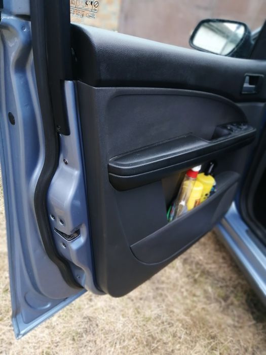Хороший сімейний автомобіль 1 8 в доброму стані другий власник
