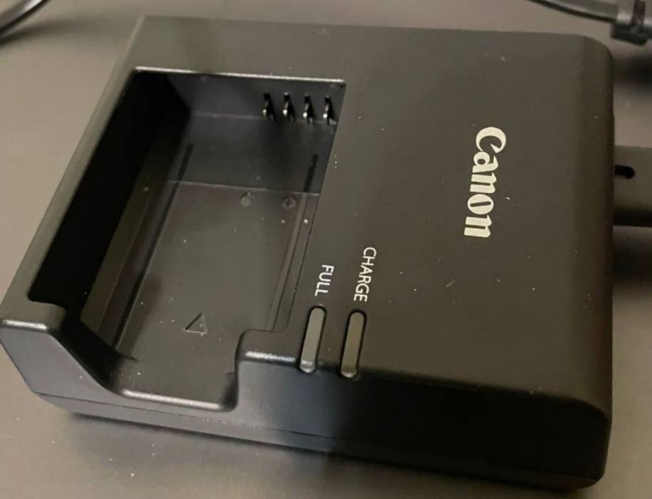 Зарядний пристрій Canon LC-E10C та акумулятор